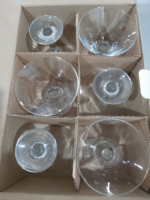 Стеклянные бокалы для мартини.