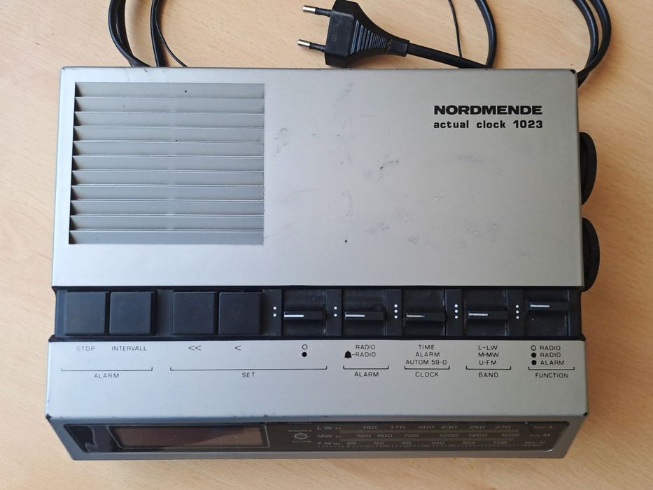 Винтидж радио NORMENDE actual clock 1023, Germany
