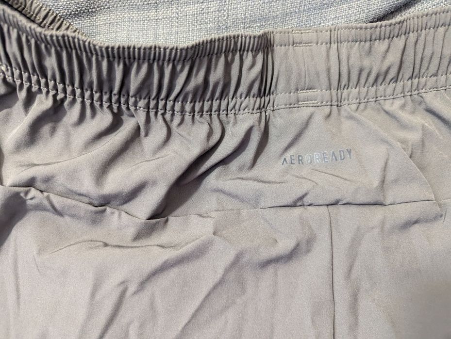 De vânzare pantaloni scurți Adidas