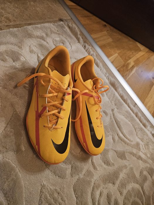 Ghete fotbal Nike Phantom marime 37.5
Purtati de două ori