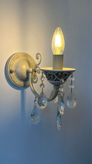 Set 5 aplice de perete , finisaj alb antichizat. metal+cristale