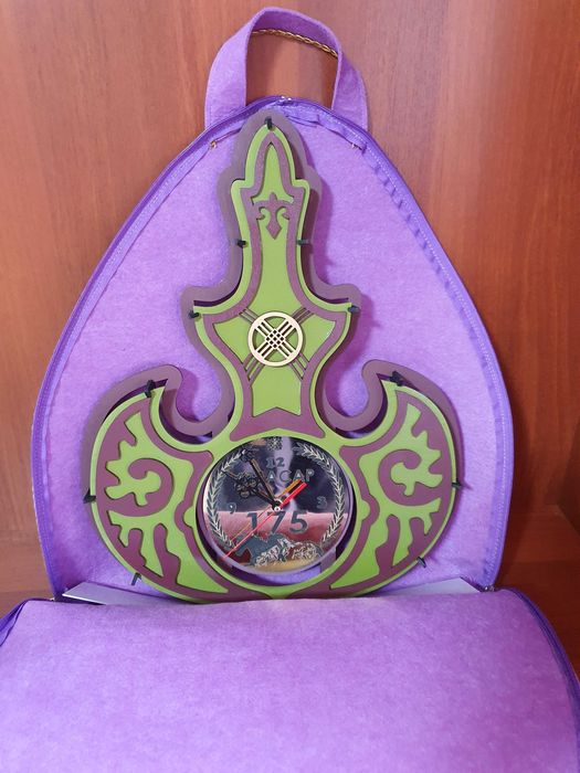 Часы ручной работы в чехле. Дерево