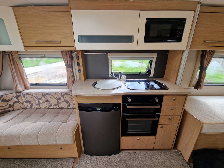 Vand Rulota Elddis Avante 574 | 2013 | 4 locuri | Caravană premium – stare foarte bună