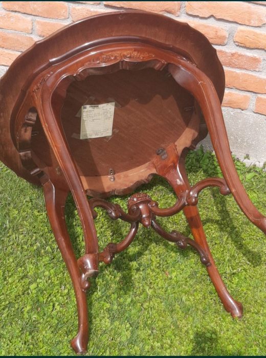 Masă din lemn masiv.