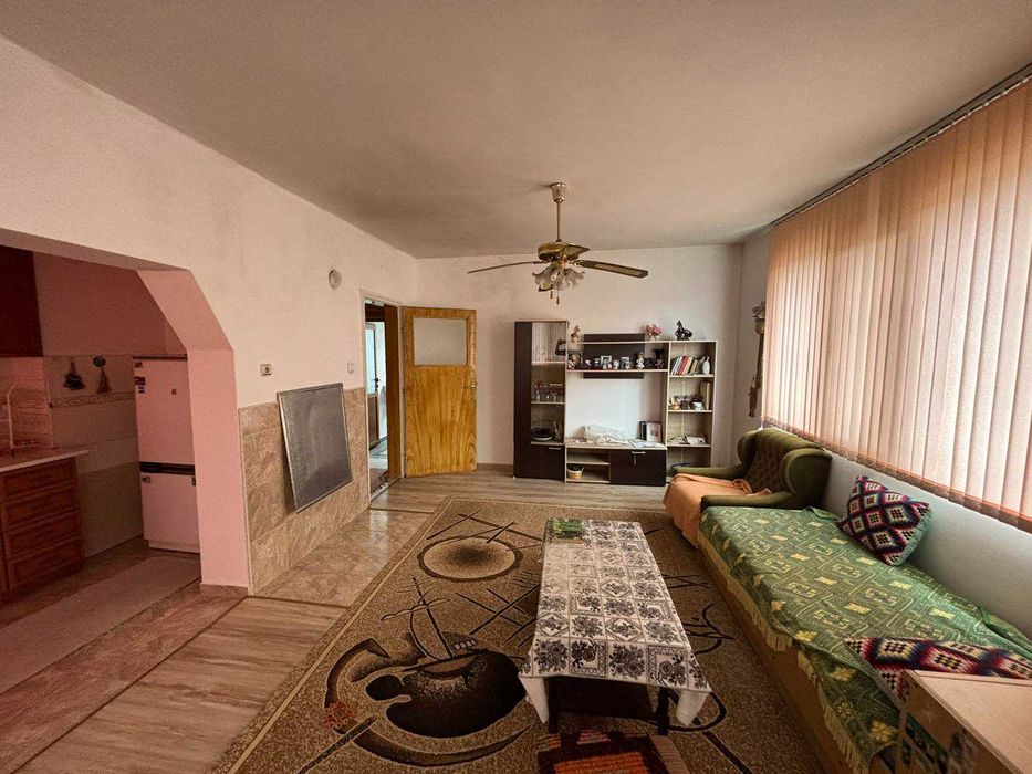 ЕТАЖ от КЪЩА с РЗП 110 кв.м, двор 320 кв.м, град Карлово