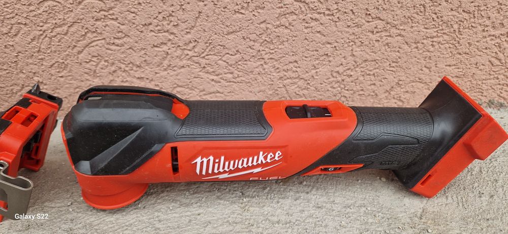 Milwaukee set pe acumulatori.