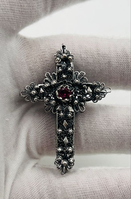 Филигранен сребърен кръст с рубин