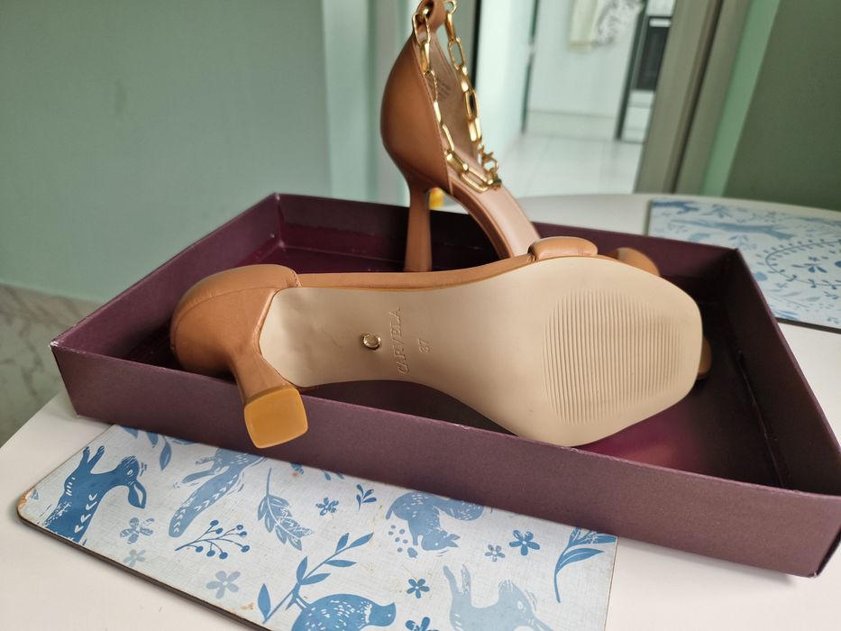 Нови обувки Carvela