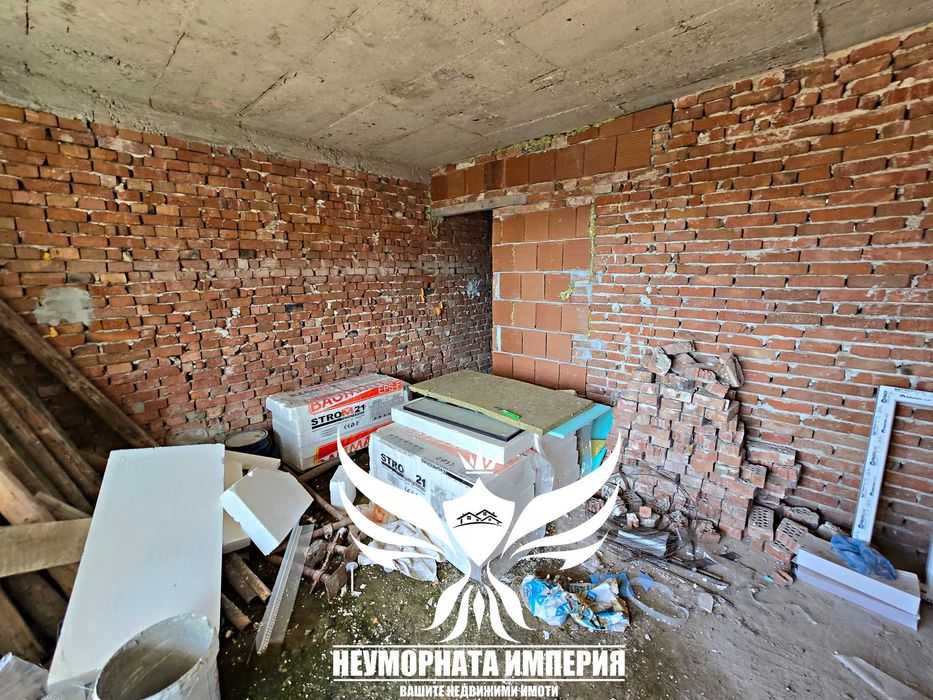 Триетажна къща с гараж и изолация 210РЗП с 564кв двор село Момчиловци