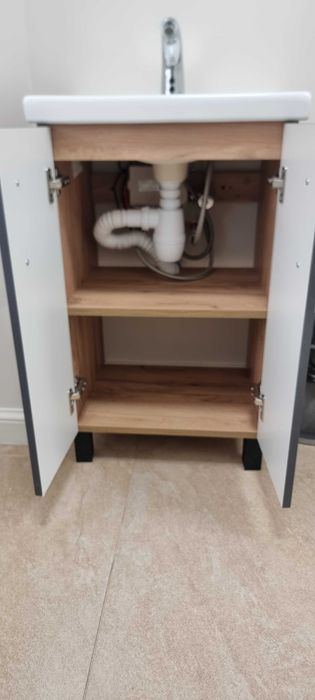 Раковина с тумбой и смесителем сенсор