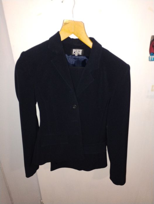 Три броя дамски костюма