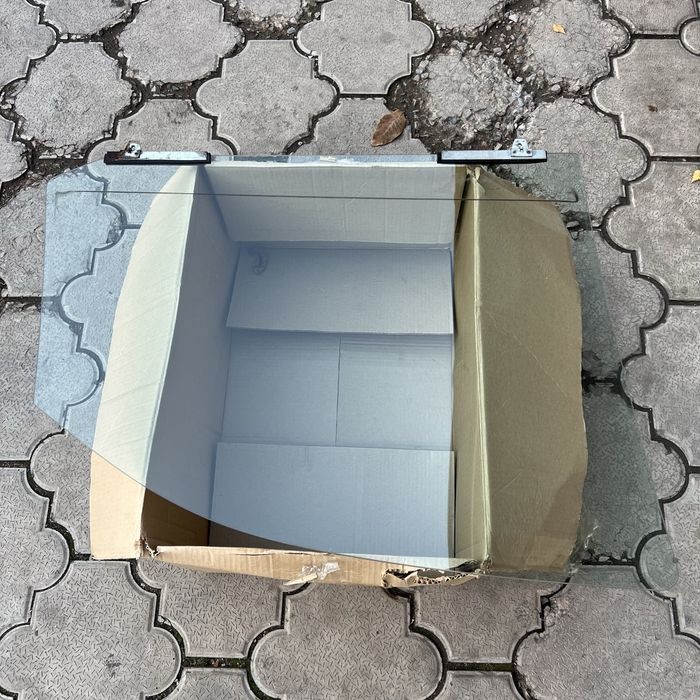 Стекло левой двери делика delica