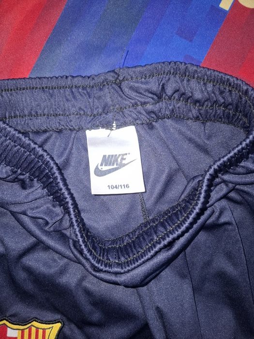 Детски футболни екип и тениска