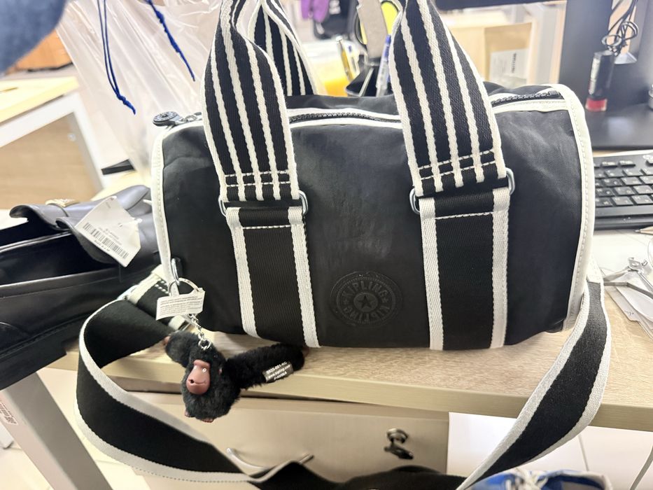 Продам сумочку бочонок Kipling