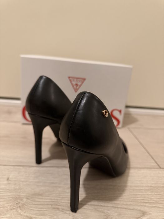 Pantofi cu toc Guess