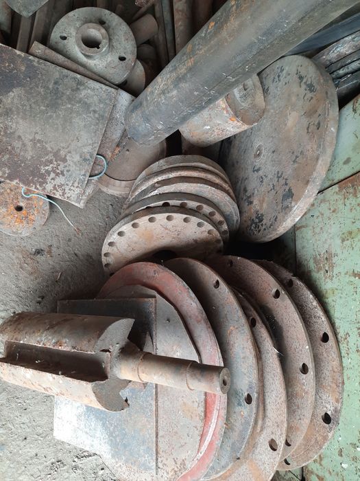 Продам металл кругляк флянцы