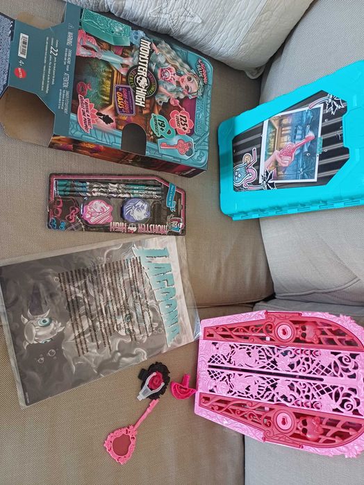 Monster High Skulltimate Secrets гардероби Lagoona и Draculaura с плакат и моливи