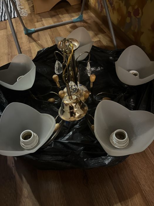 Люстра  в хорошем состояний