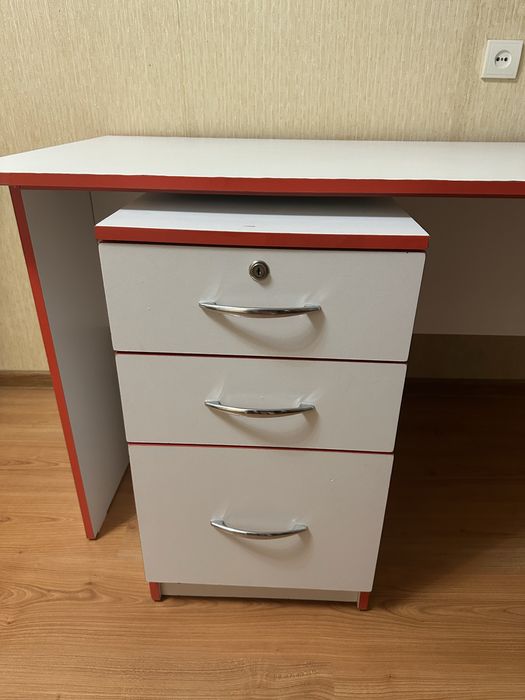 Офисная мебель, стол и комод