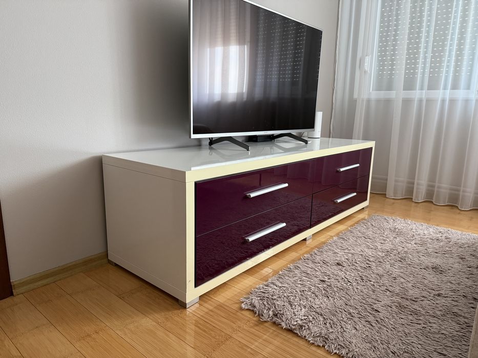 Comodă / mobilier TV cu sertare – alb cu mov