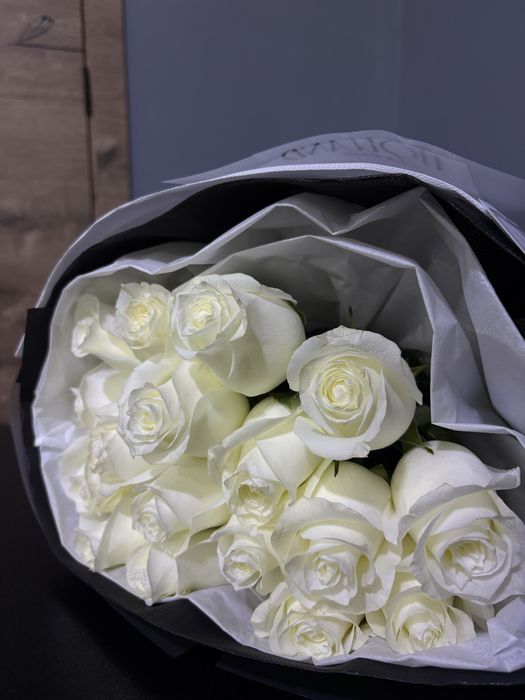 Белые розы 17 шт