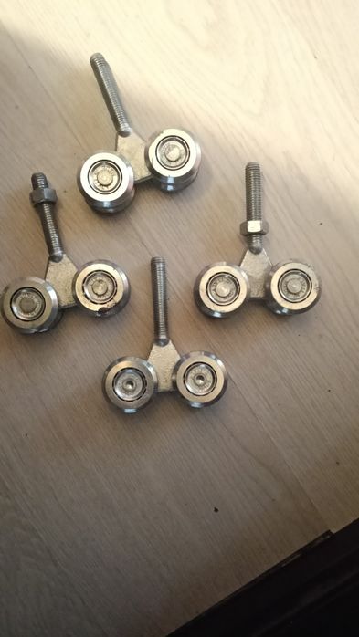 Vând 4 Role pentru poarta sau ușa suspendata