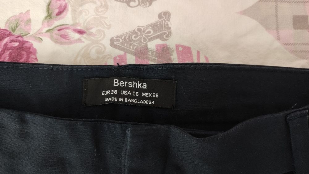 Тъмно син панталон на Bershka