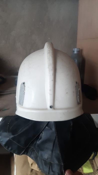 Шлем каска пожарного