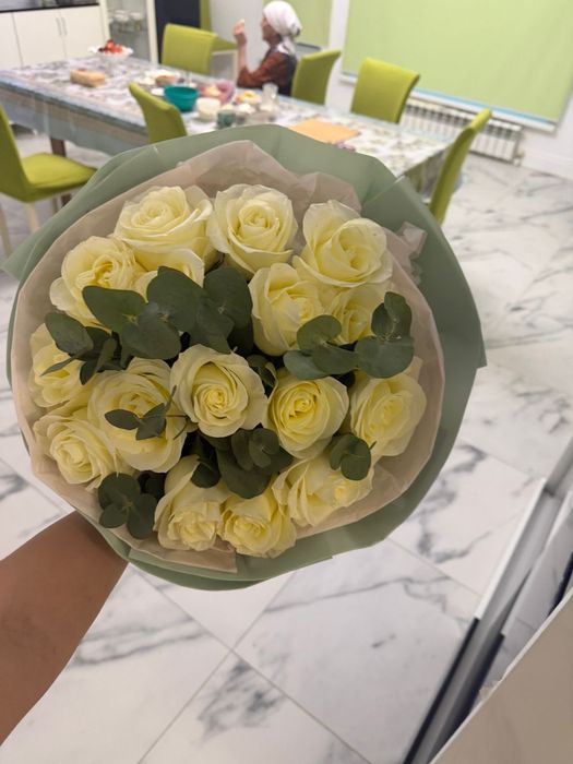 Букет белых роз 16 штук