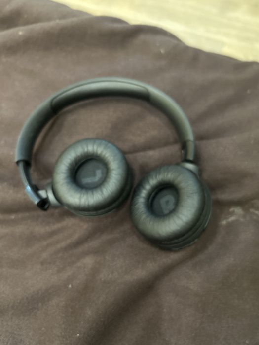 Наушники JBL черные.