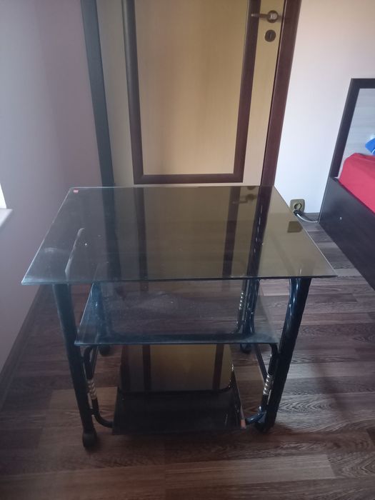 Стъклена масичка с колелца