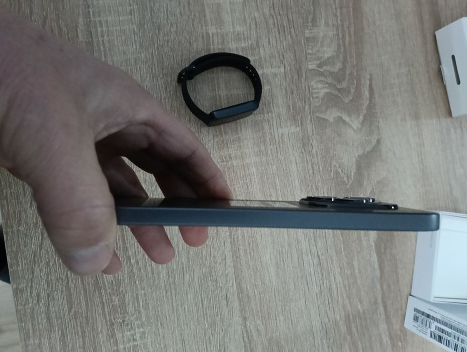 Vând telefon Honor 400 Lite și smartwatch Huawei noi.