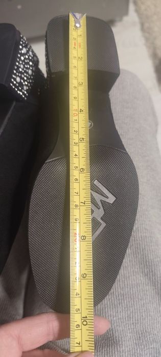 Дамски боти с камъчета на тока.