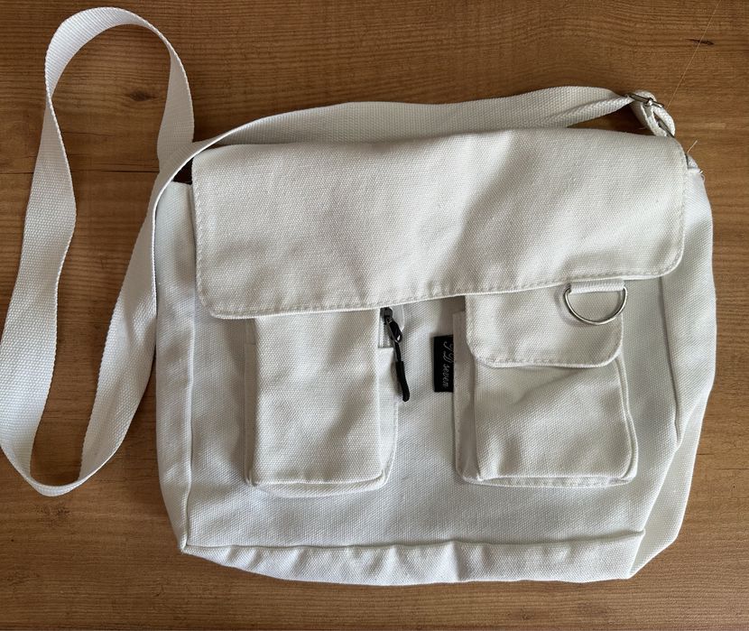 Белая сумка-мессенджер через плечо