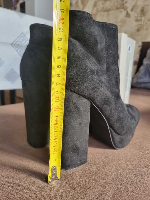 Велурени боти с дебел ток