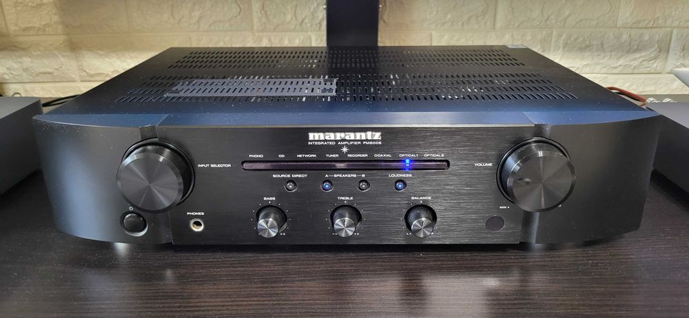 Amplificator Marantz PM6006, impecabil estetic fără nici cea mai mică zgârietură , telecomandă.