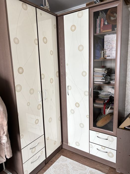 Срочно Продам вместительный шкаф угловой