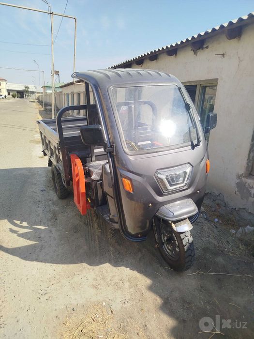 Трицикл электромотоцикл Yougo 72V 2000W до 1000 кг полукабина