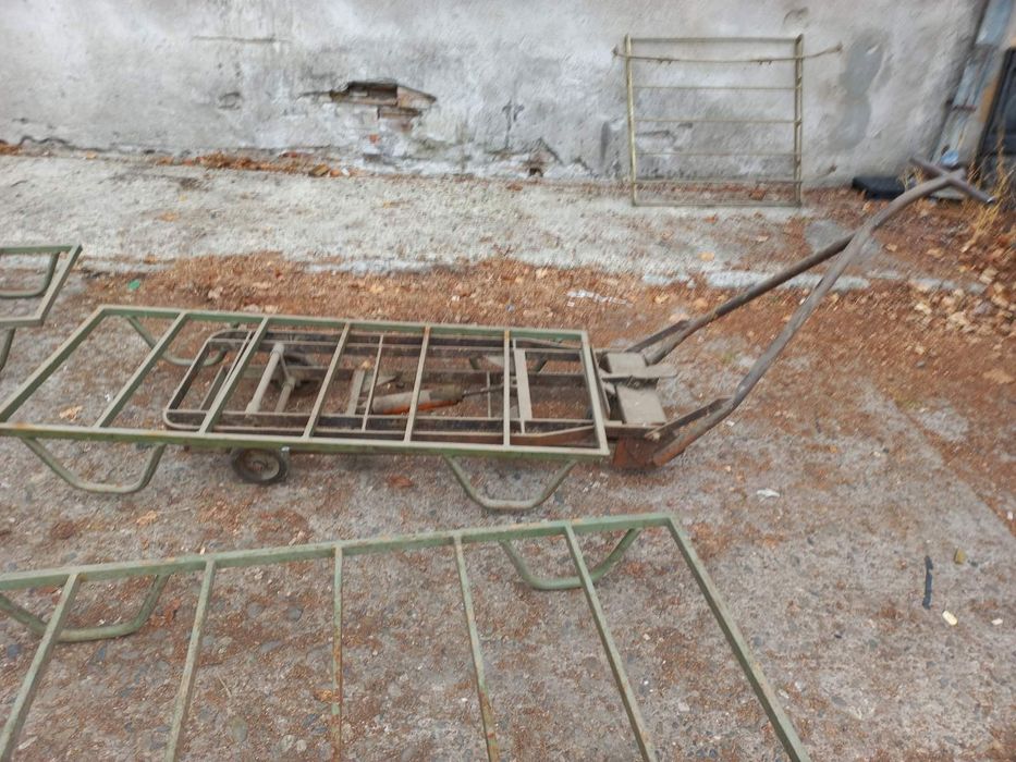 1 бр.количка с 7 бр.стелажи за разнасяне на материял