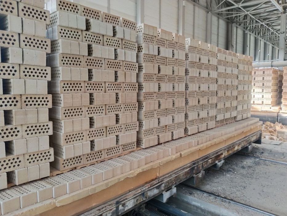 Гишт кирпич прямой с завода производителя. Цена с доставкой  в полетах