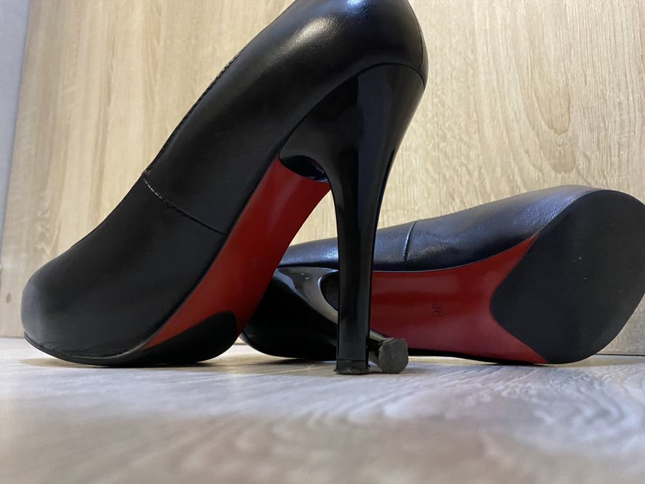 Черные туфли с красной подошвой