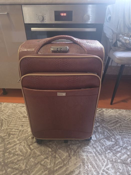 Продам отличный чемодан