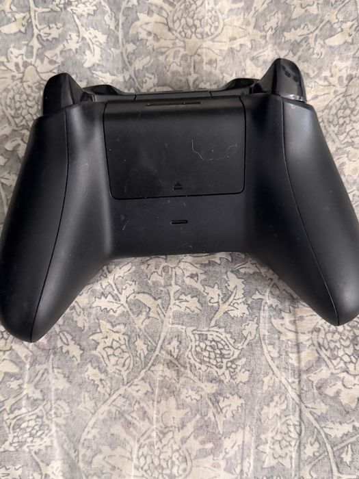 Vând Controller wireless-bluetooth Xbox perfect funcțional .detalii în privat