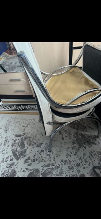 Продается стол стулями