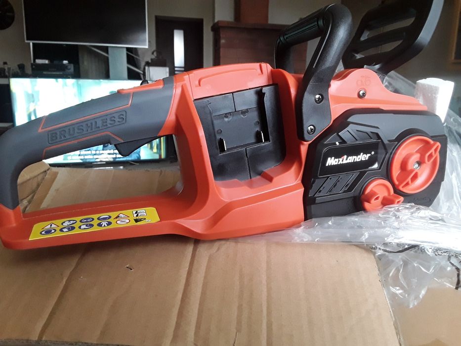 Vînd drujba BRUSHLESS-nouă pe baterie,lamă 40cm cu încărcător în colet