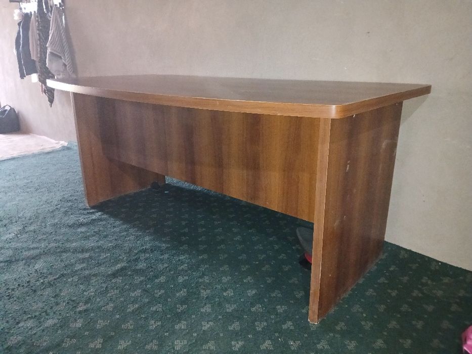 Mebilni stol kabenit stolni kamyutr uchun ikkita