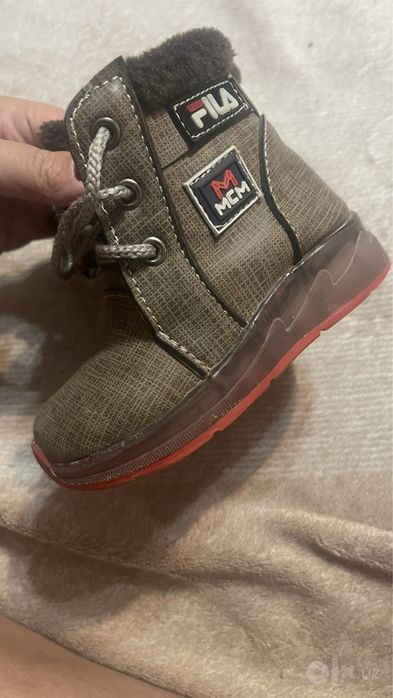 Продам детские ботинки