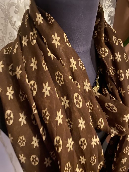 Eșarfă mare   LV.; Geantă  mare LV