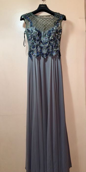 Иккита  куйлак сотилади. Продаются  платья вечерние!