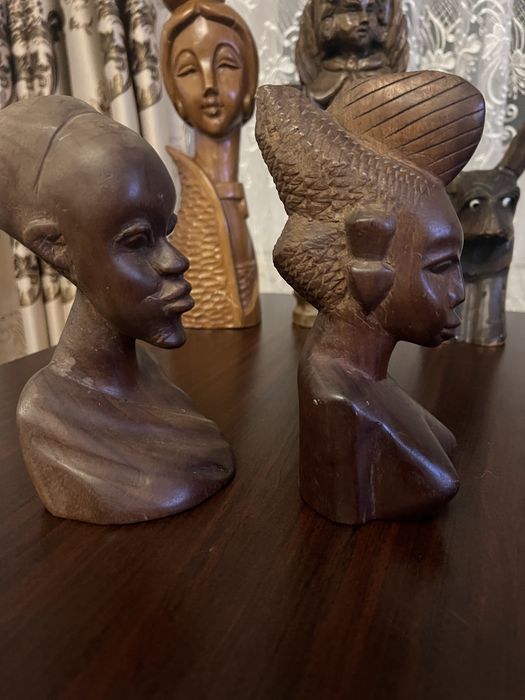 Busturi din lemn masiv